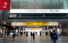 往港南口方向步行之后就是Atre品川，穿过Atre品川