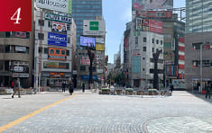 出了扶手梯，朝站前广场正对面的道路笔直前进。